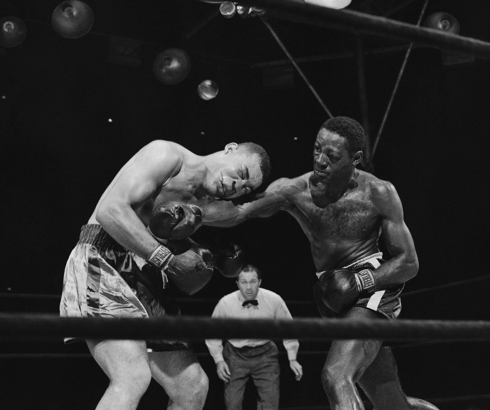 1950: Ezzard Charles defeats Joe Louis to retain world heavyweight title